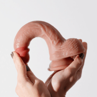 Inviktus - Vloeibare Silikon Dildo - 8 / 22 cm - Vleeskleur
